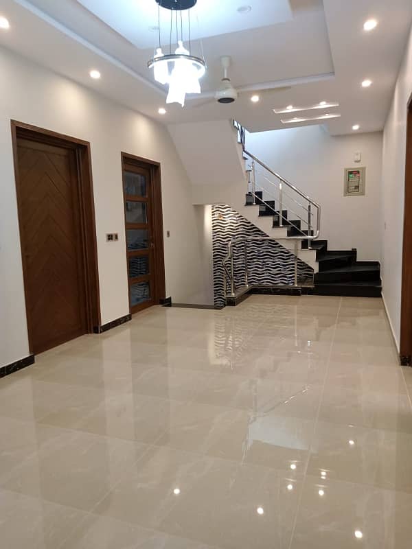 5 MARLA UPPER PORTION AVAILABLE FOR RENT IN DREAM GARDENS . 6