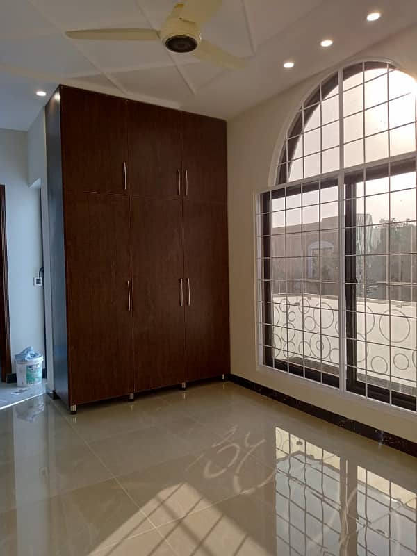 5 MARLA UPPER PORTION AVAILABLE FOR RENT IN DREAM GARDENS . 10