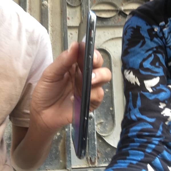 iphone xr 64 gb non pta good condition 4