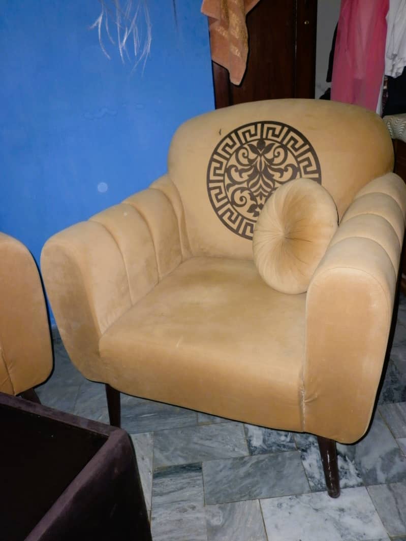 Slightly used stylish 2-bedroom sofa chairs and table 2