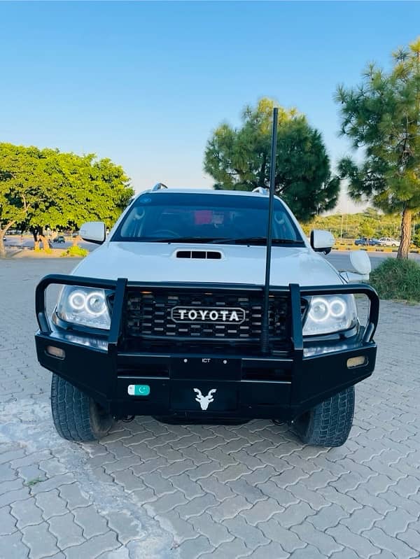 Toyota Hilux Vigo Invincible 2011 1