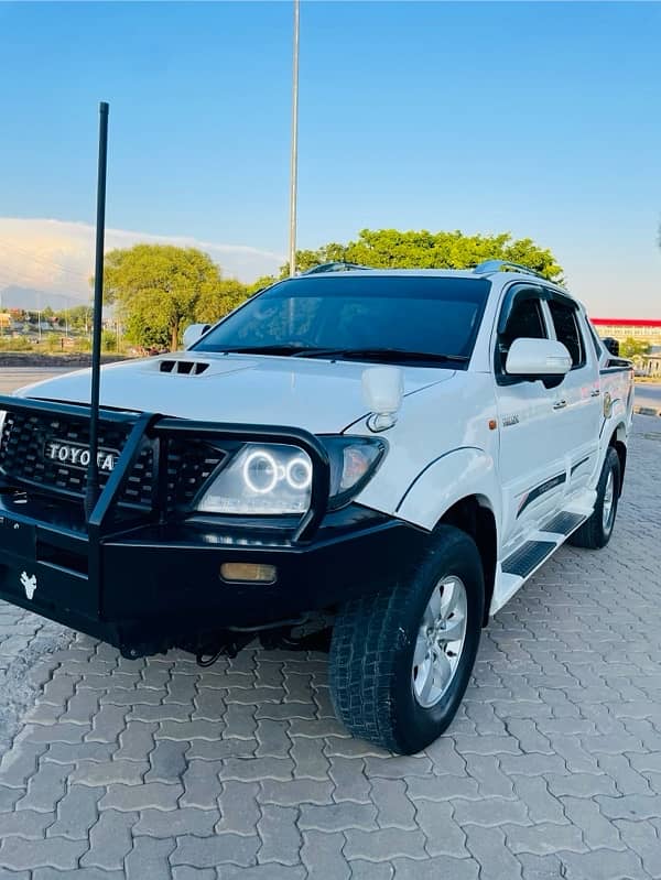 Toyota Hilux Vigo Invincible 2011 3