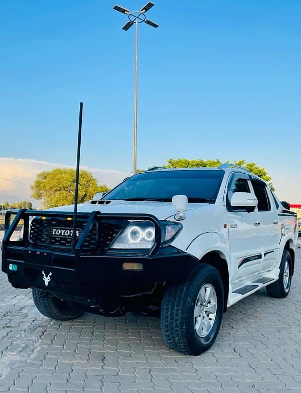 Toyota Hilux Vigo Invincible 2011 8