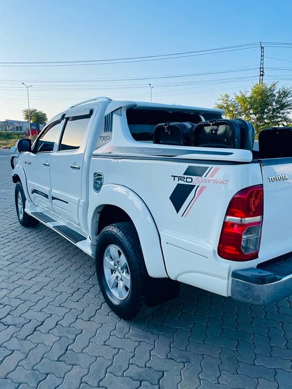 Toyota Hilux Vigo Invincible 2011 12