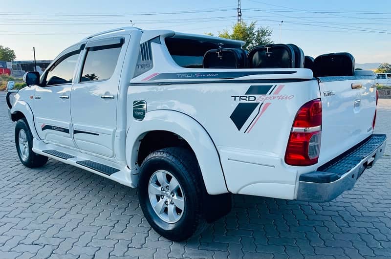 Toyota Hilux Vigo Invincible 2011 14