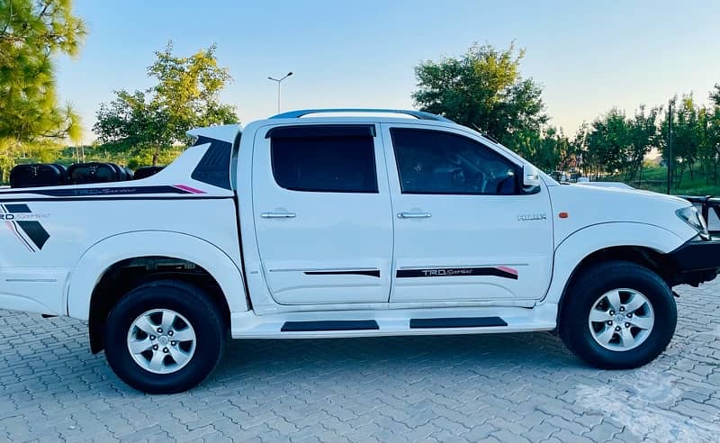 Toyota Hilux Vigo Invincible 2011 15