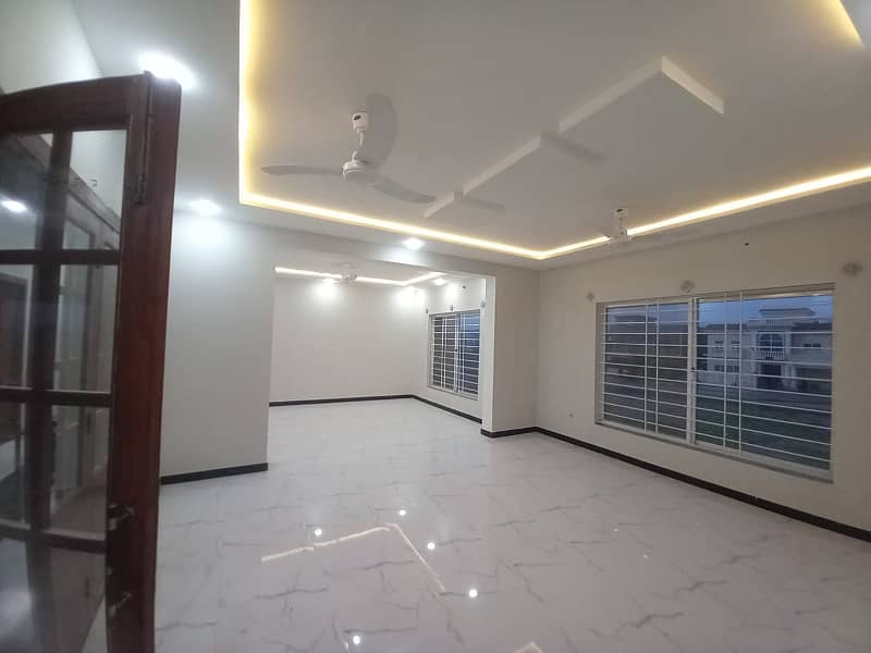 Brand New 1 Kanal Upper Portion Available For Rent, 3 Bed Room With attached Bath, Drawing Dinning, Kitchen, T. V Lounge, Servant Quarter 5