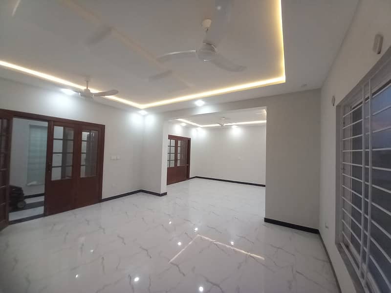 Brand New 1 Kanal Upper Portion Available For Rent, 3 Bed Room With attached Bath, Drawing Dinning, Kitchen, T. V Lounge, Servant Quarter 7