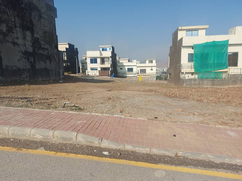 10 Marla Boulevard Back Level Plot Direct Access From Main Expressway 4