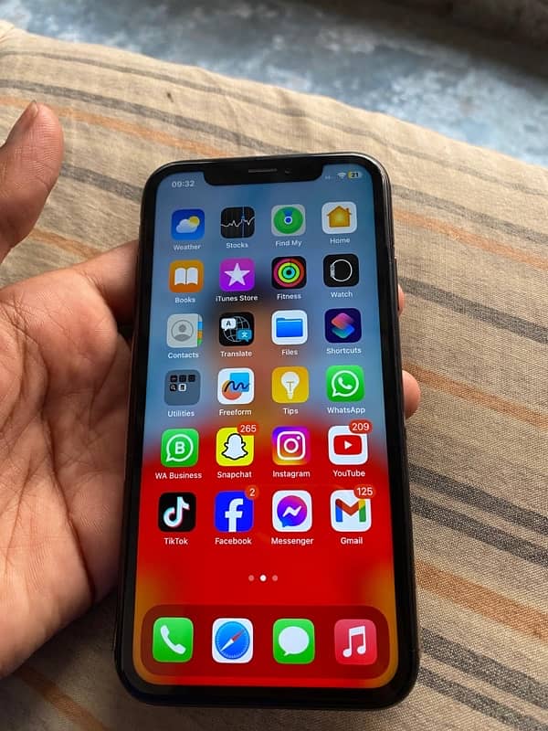 I PHONE XR (64)gb factory unlock 5