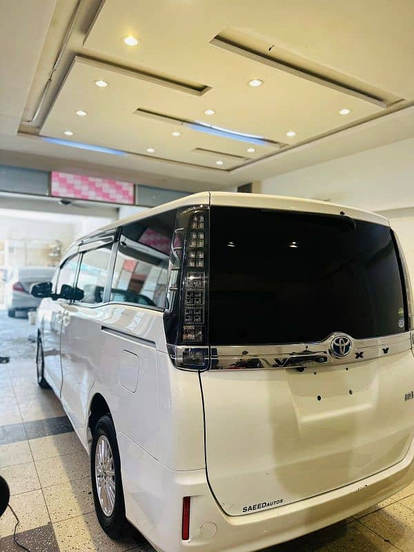 Toyota Voxy 2015 10