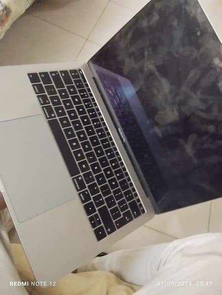 selling my mac book pro 2016 model 8 gb /560 gb 3