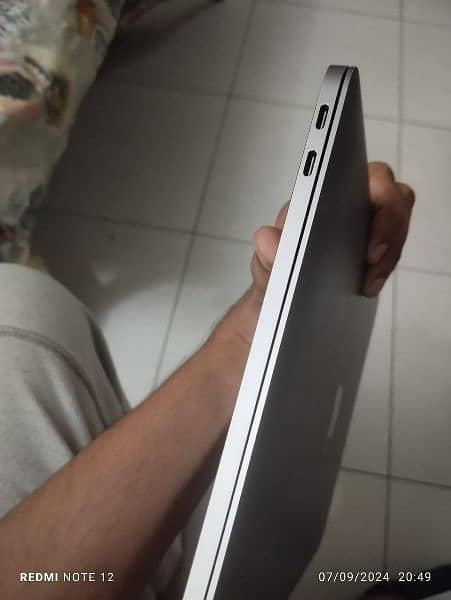 selling my mac book pro 2016 model 8 gb /560 gb 4