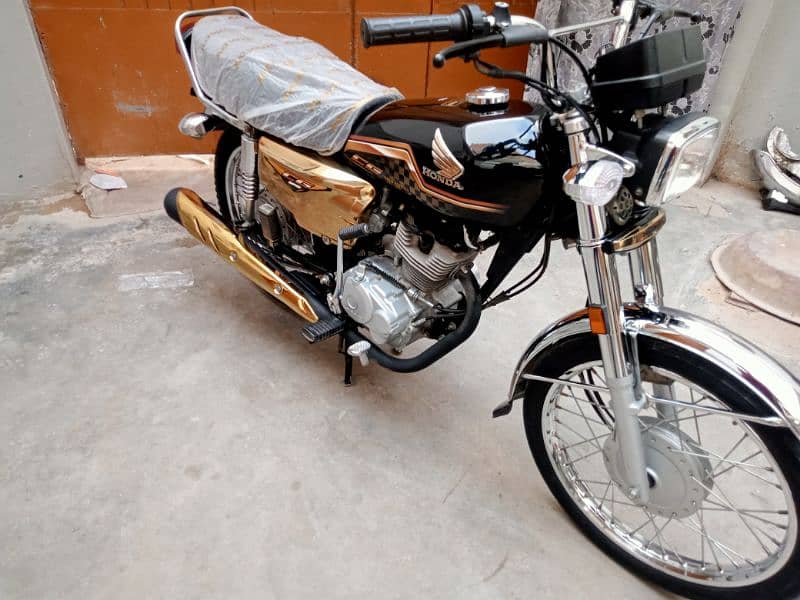 Honda CG 125 Gold Edition 2024 k 6 month ki nikli ha unregister 800 km 4