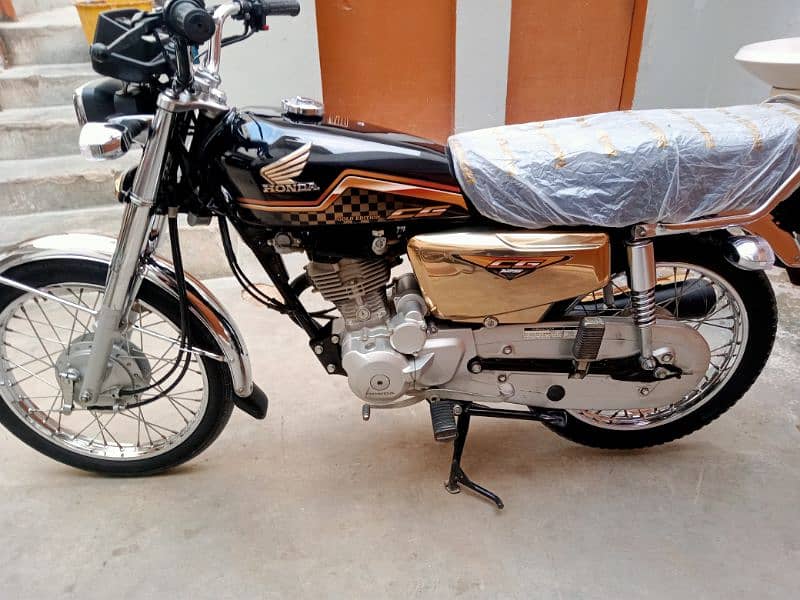 Honda CG 125 Gold Edition 2024 k 6 month ki nikli ha unregister 800 km 8