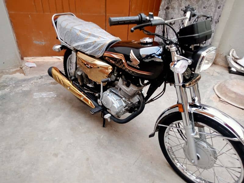 Honda CG 125 Gold Edition 2024 k 6 month ki nikli ha unregister 800 km 10