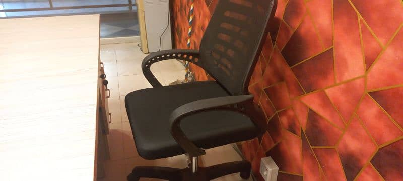 3 months used office furniture for sale in Reasonable price 7