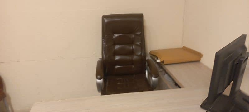 3 months used office furniture for sale in Reasonable price 14