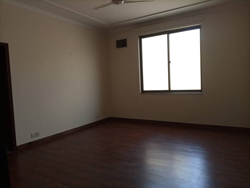 Urgent Sale well Renovated 1 Kanal 5 Bed Room House For Sale on Very Hot Location 4