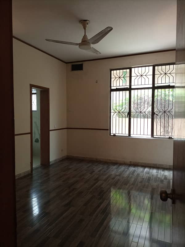 Urgent Sale well Renovated 1 Kanal 5 Bed Room House For Sale on Very Hot Location 16