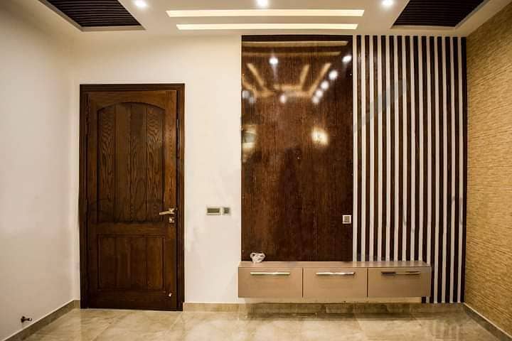 1 kanal Full House Is Available For Rent In DHA Phase 5 Lahore At Super Hot Location. 5