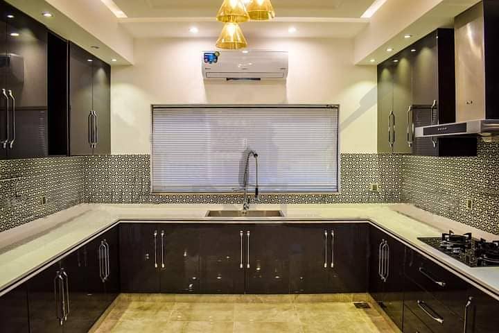 1 kanal Full House Is Available For Rent In DHA Phase 5 Lahore At Super Hot Location. 11