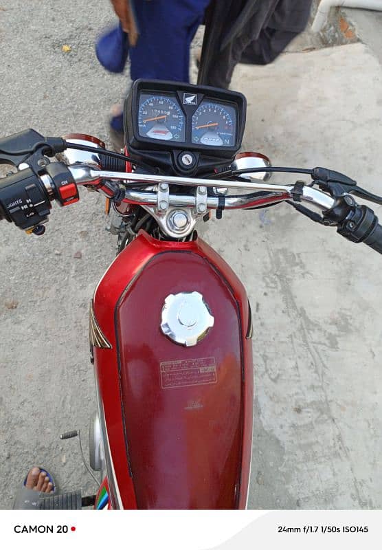 Honda 125 colour red 1