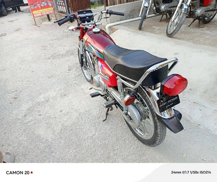 Honda 125 colour red 4