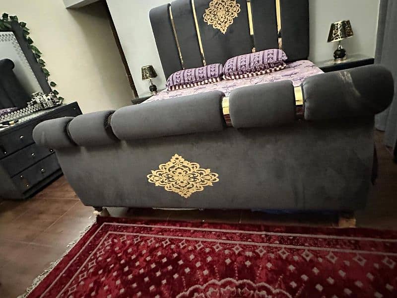 King Size Luxury Velvet/Wooden Bed Set 1