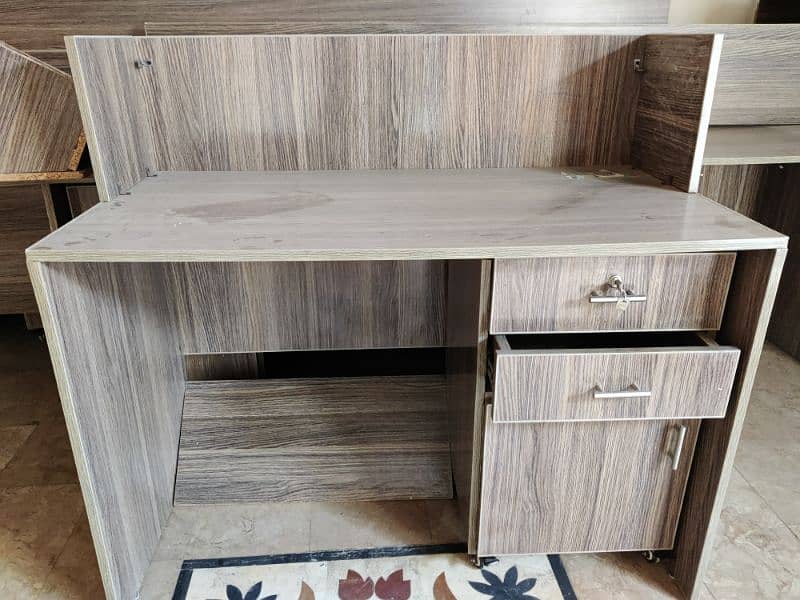 office workstation with drawers and footrest 1