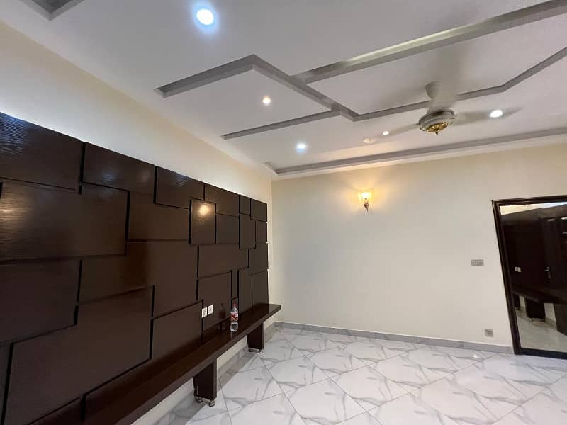 With Sui Gas Meter 10 Marla Slightly Used House For Sale In A Block Central Park Lahore 8