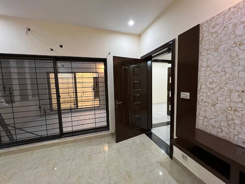 With Sui Gas Meter 10 Marla Slightly Used House For Sale In A Block Central Park Lahore 21