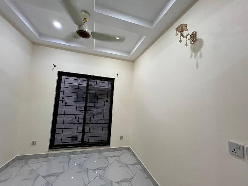 With Sui Gas Meter 10 Marla Slightly Used House For Sale In A Block Central Park Lahore 24