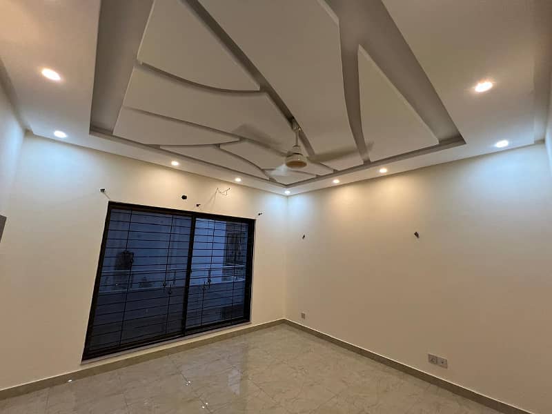 With Sui Gas Meter 10 Marla Slightly Used House For Sale In A Block Central Park Lahore 29