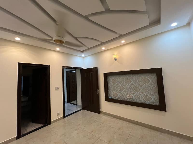 With Sui Gas Meter 10 Marla Slightly Used House For Sale In A Block Central Park Lahore 30