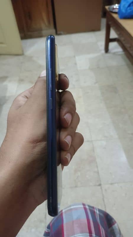 vivo s1 for sale in 9 by 10 condition with original charger and box 2