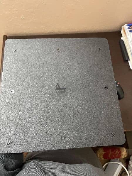 PlayStation 4 slim 6