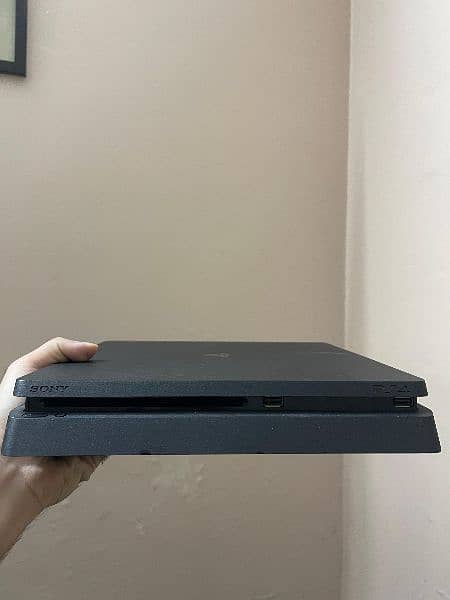 PlayStation 4 slim 10