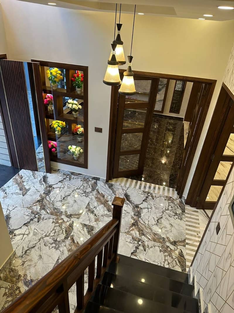 10 MARLA LUXURY HOUSE AVAILABLE FOR SALE AT HOT LOCATION OF BAHRIA TOWN LAHORE 25