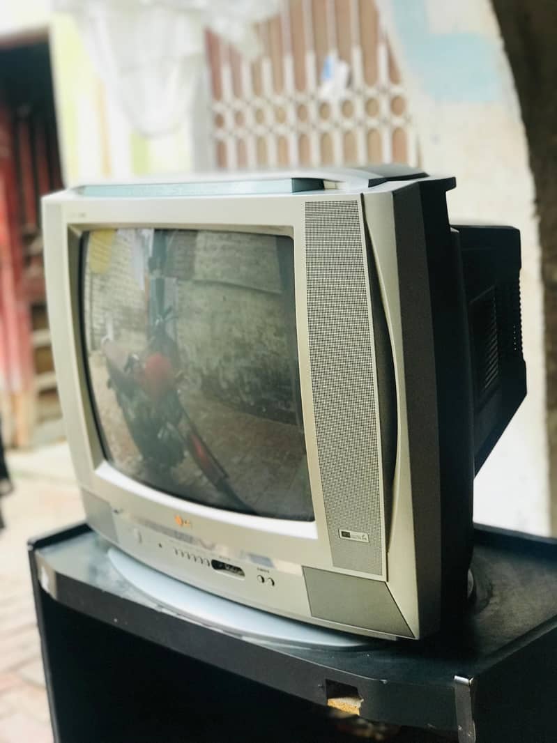 LG 21" turbo SWING new condition with TV TROLLY 03023198136 2