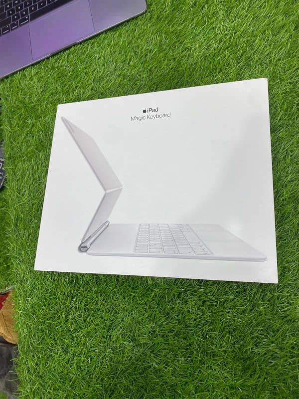 Apple iPad Pro 12.9' 3rd 4th & 5gen Magic Keyboard|Whatsap 03215984936 3