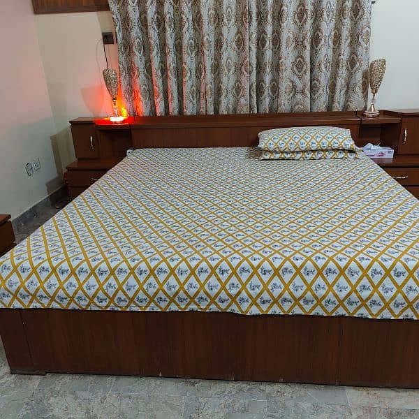 excellent condition original wooden bed set with side tables 0