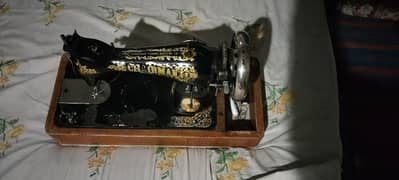 Manual sewing machine with table