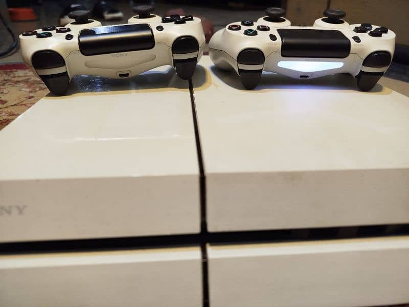 Ps 4 Fat Glacier White only 1 month use Europe Edition 2