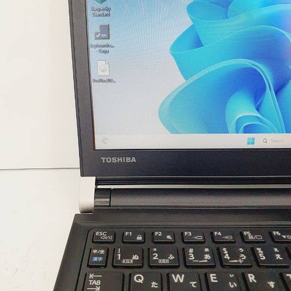 Toshia Dynabook R73 Intel  Core i5-6Th Gen, 2.7GHz SSD 256GB RAM 4GB 12