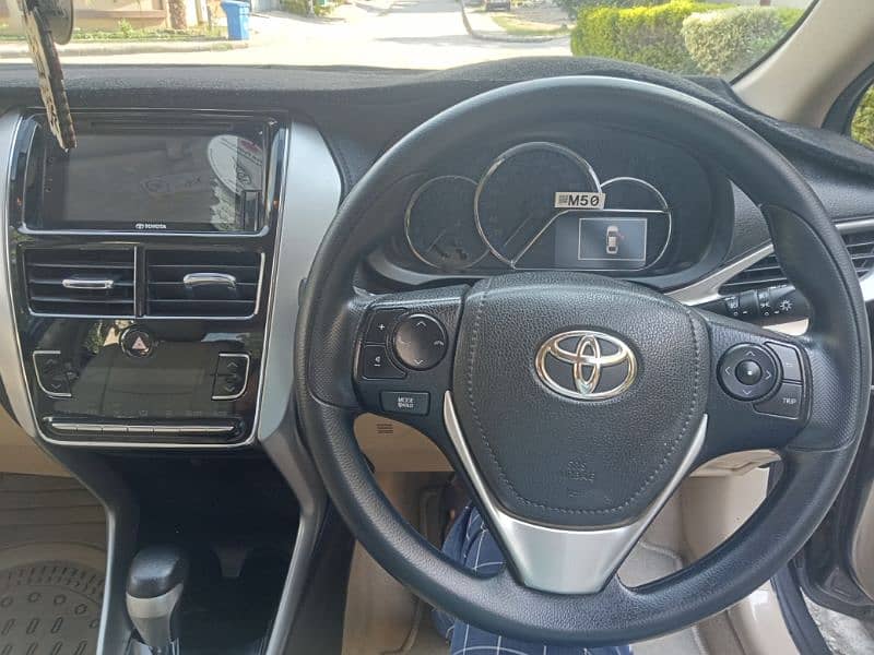 Toyota Yaris ativ x 1.5 full option 18