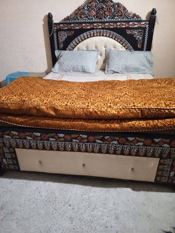 only bed no mattress . . and bargening Whatsapp 0