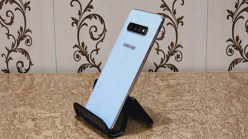 Samsung Galaxy S10 | Mint Condition | No shade or dot 0