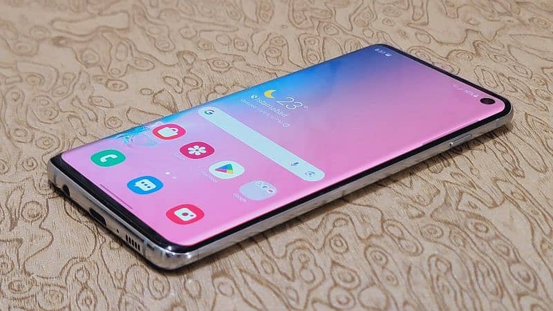 Samsung Galaxy S10 | Mint Condition | No shade or dot 6