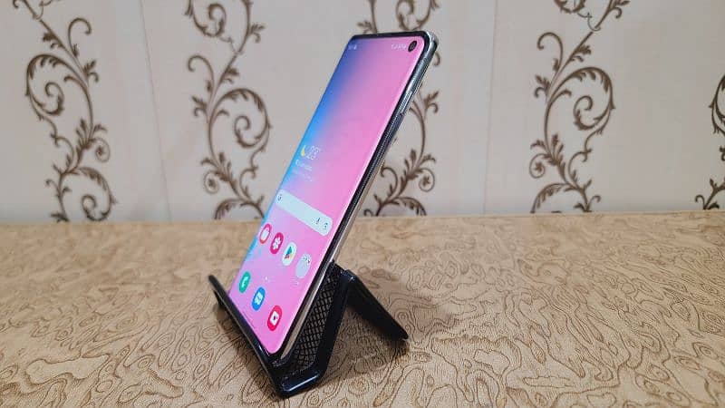 Samsung Galaxy S10 | Mint Condition | No shade or dot 8